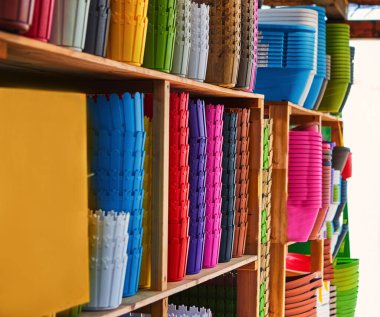 Raflarda duran çok renkli saksıların dokusu