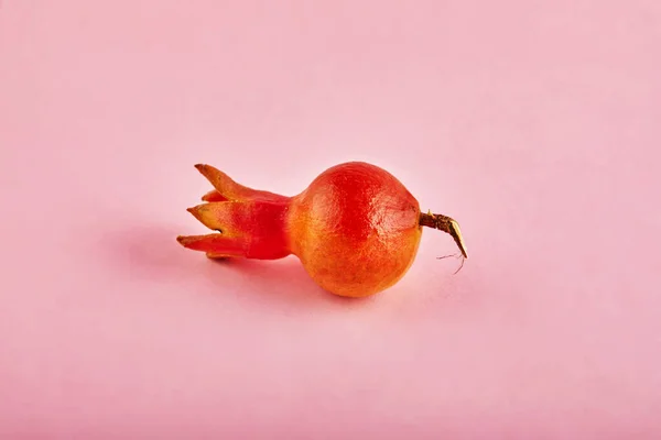 Mini Granatapfel Auf Rosa Hintergrund Mit Schatten — Stockfoto