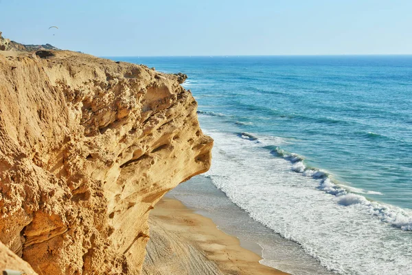 Gün batımında tepelerden Akdeniz manzarası.