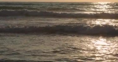 Akdeniz kıyıları gün batımında dalgalarla