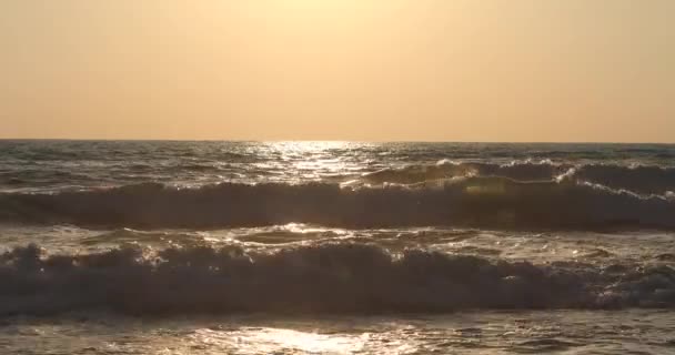 Ondas rolam em terra ao pôr do sol no Mar Mediterrâneo — Vídeo de Stock