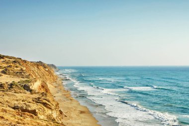 Gün batımında tepelerden Akdeniz manzarası.
