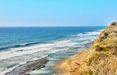 Gün batımında tepelerden Akdeniz manzarası.