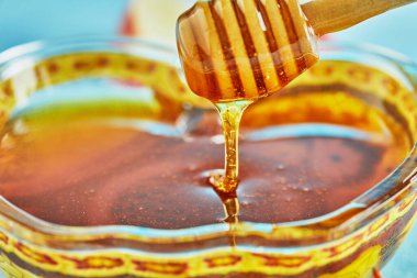 Rosh Hashanah, Yahudi Yeni Yıl tatili için bir kavramdır. Çubuktan bal akan elma şeklinde bir kase..