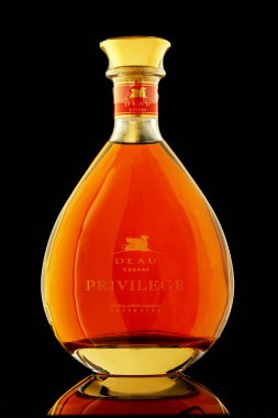 Tel Aviv, İsrail - 26 Temmuz 2020: Siyah arka planda Deau konyağı ayrıcalığı.