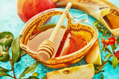 Rosh hashanah - Yahudi Yeni Yıl tatili konsepti. Elma şeklinde ballı bir kase, nar ve şalgam bayramın geleneksel sembolleridir. Kapat.