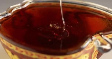Bal ince bir akıntıda döner kaseye akar, Rosh hashanah - Yahudi Yeni Yıl tatili konsepti