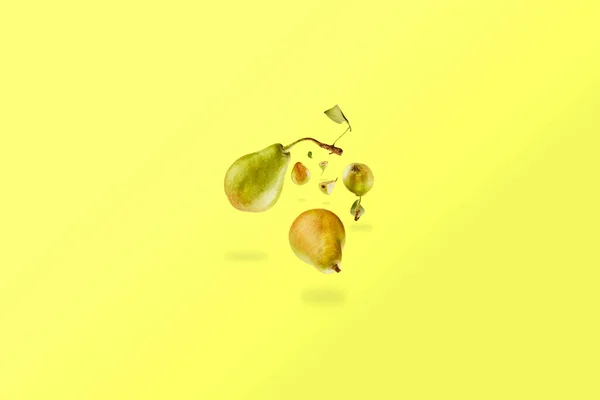 Frische Birnen Schweben Der Luft Mit Einem Schatten Auf Gelbem — Stockfoto