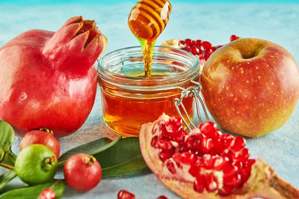 로쉬하샨 Rosh Hashanah 유대인들의 연휴를 개념이다 배경에 사과와 모양의 그릇에 — 스톡 사진