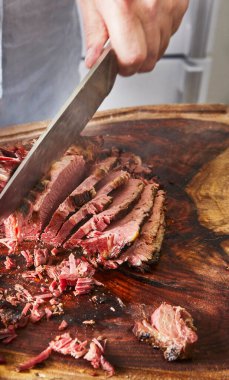 Yavaş dumanla dilimlenmiş et eti bbq güney tarzı.