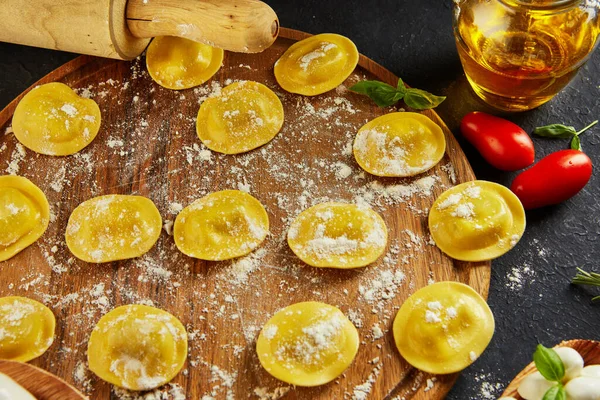 Gustosi Ravioli Crudi Con Farina Pomodorini Olio Girasole Basilico Fondo — Foto Stock