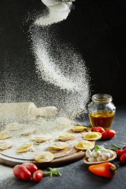 Un Ravioli 'nin üzerine düşer. Peynirli ve unlu lezzetli çiğ ravioli, kiraz domatesleri, ayçiçeği yağı ve fesleğen..