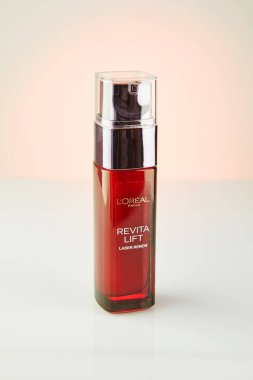 İsrail, Tel Aviv - 8 Eylül 2020: Loreal 'in beyaz arka planında kırışıklık önleyici serum gece kremi.