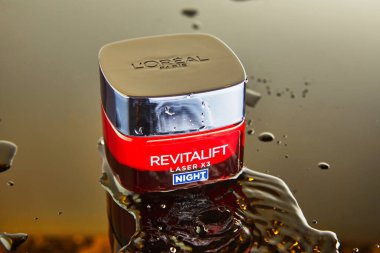 İsrail, Tel Aviv - 8 Eylül 2020: Kırışıklık önleyici gece yüz kremi, siyah zemin üzerinde su damlaları ve yansıması, Loreal tarafından.