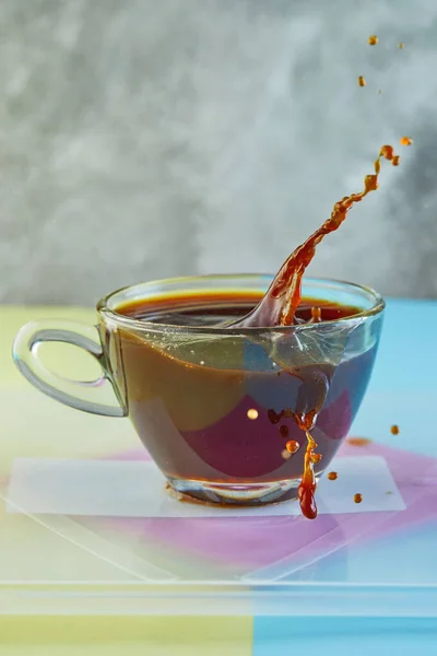 Una Spruzzata Caffè Una Tazza Con Una Bevanda Podio Viola — Foto Stock