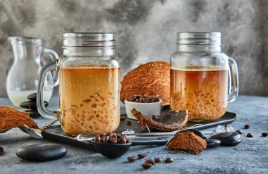 Hindistan cevizi sütlü buzlu Tayland buzlu kahvesi. Mason kavanozunda ezilmiş buz..