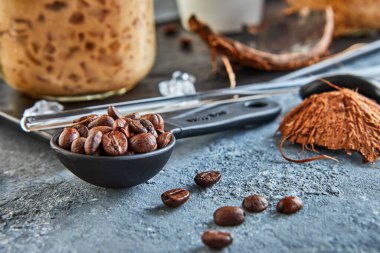 Hindistan cevizi sütüyle buzlu Tayland kahvesi hazırlamak için kahve çekirdekleri ve mason konservesinde ezilmiş buz..