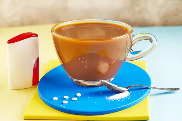 黄色と青の表彰台に粉に砂糖代用品と天然甘味料のカップ — ストック写真