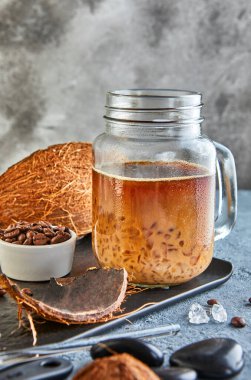 Hindistan cevizi sütlü buzlu Tayland buzlu kahvesi. Mason kavanozunda ezilmiş buz..