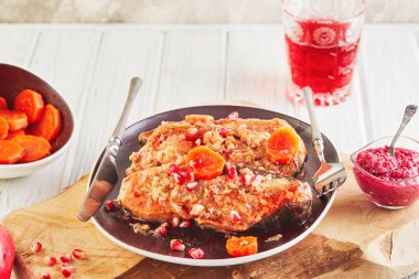 Yabanturplu havuçlu gefilte balığı ve beyaz ahşap arka planda tahta bir tahtanın üzerinde nar şarabı. Otantik bir Yahudi yemeği. Metin için alanı kopyala.
