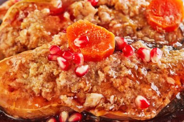 Yabanturplu gefilte balığı, havuç ve nar arkaplan dokusuyla. Otantik bir Yahudi yemeği..