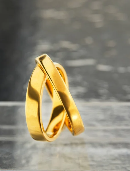 Svatební Prsteny Pro Ženy Muže Žlutém Zlatě Stojící Bok Boku — Stock fotografie