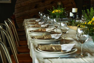 Gün batımında çatal bıçak takımı ve çanak çömlek ile masa hazırladık..