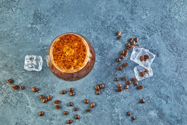 泡と氷の入ったガラスの中で冷たい飲み物やニトロコーヒーを飲む トップビュー — ストック写真