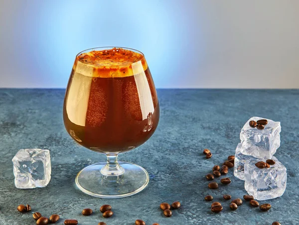冷饮或硝基咖啡 装在装有泡沫 冰块和咖啡豆的杯子里 — 图库照片