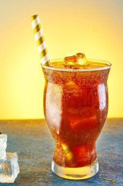 Soğuk bir içecek ya da köpüklü ve buzlu bir bardak nitro kahve..