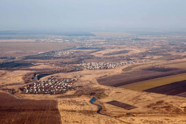 Dünya uçuş yüksekliğinden. Büyük bir nehrin ve daha küçük kolların havadan görünümü.