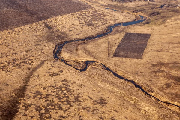 Tierra desde una altura de vuelo. Vista aérea de un gran río y afluentes más pequeños . —  Fotos de Stock