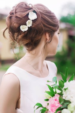 Gelinin güzel saç stili çiçekleri ve düğün için