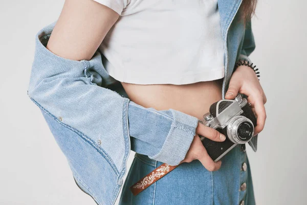 Tělo Dívky Bílém Pozadí Kopírovacího Prostoru Fotostudiu Tváří Tvář Drží — Stock fotografie