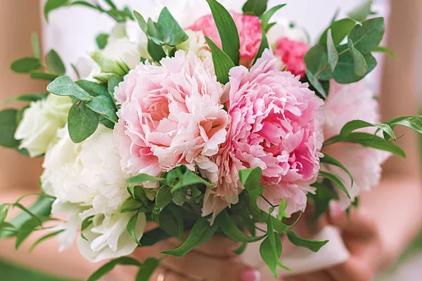 Beau Bouquet Nuptial Pivoines Mains — Photo