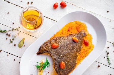 Yemek kiraz ve baharatlı alkolle pişirilmiş.