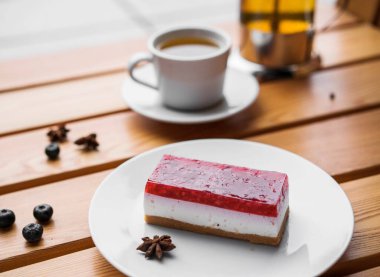 Meyveli tatlı, ahşap masa ve kahve dükkanında çay.