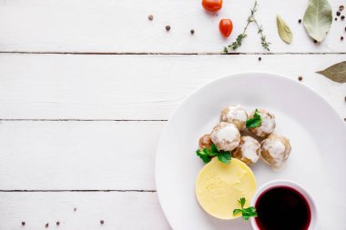 Nane patatesli köfte ahşap beyazda yüksek mutfak