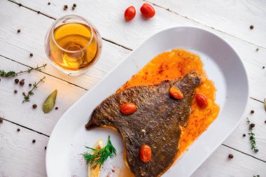 Yemek kiraz ve baharatlı alkolle pişirilmiş.