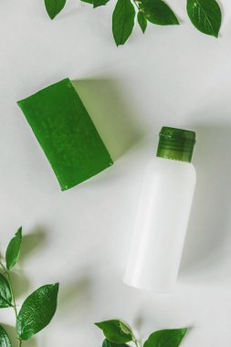 Beyaz arka planda kozmetik kavanozu. Yukarıdan manzara. Kozmetik