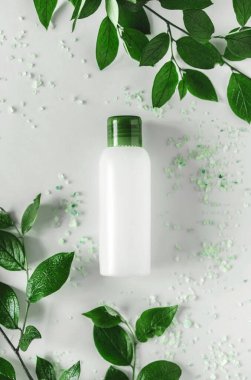 Beyaz arka planda kozmetik kavanozu. Yukarıdan manzara. Kozmetik