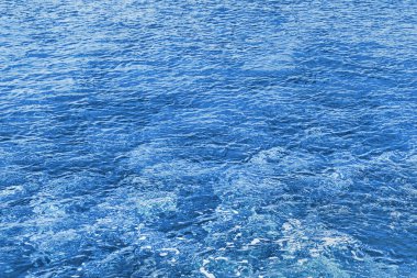 Mavi denizin yüzeyi, okyanus. Suyun arka planı. Klasik mavi renk 2020.