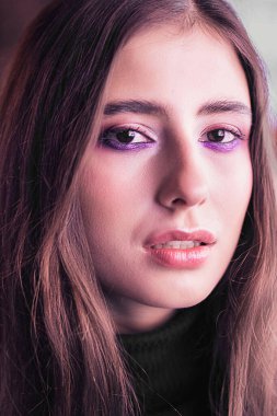 Güzel makyajlı, mor renkli bir kadın portresi. Sokakta gece, güzel Bokeh.