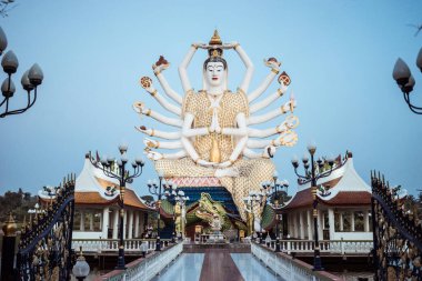 Koh Samui, Tayland, Mart 2019. Göldeki Wat Plai Laem tapınağı kompleksi.