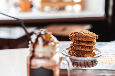 Kahve havası. Krem şantili espresso ve marşmelovlu kokteyl. Sıcak kahve dükkanı.