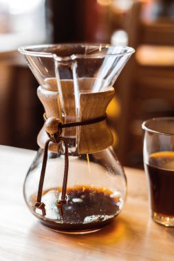 Kafede Chemex v60 kahve ve yulaf ezmeli kurabiye.