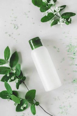 Beyaz arka planda kozmetik kavanozu. Yukarıdan manzara. Kozmetik
