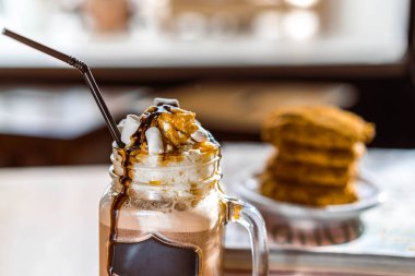 Kahve havası. Krem şantili espresso ve marşmelovlu kokteyl. Sıcak kahve dükkanı.