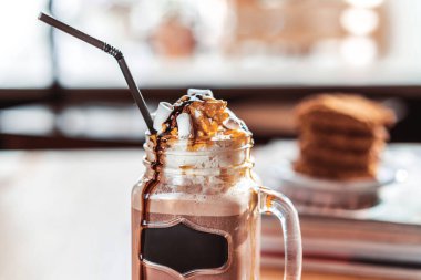 Kahve havası. Krem şantili espresso ve marşmelovlu kokteyl. Sıcak kahve dükkanı.