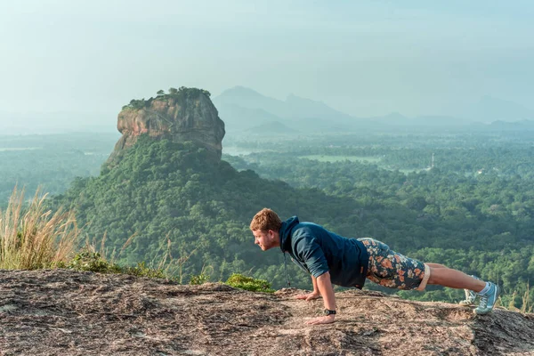 Joven Fuerte Concentrado Haciendo Flexiones Suelo Con Las Montañas Día — Foto de Stock